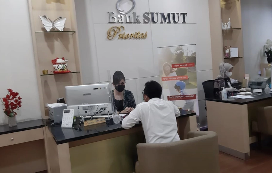 Petugas Bank Sumut menawarkan produk Cemerlang dari asuransi Generali Indonesia 