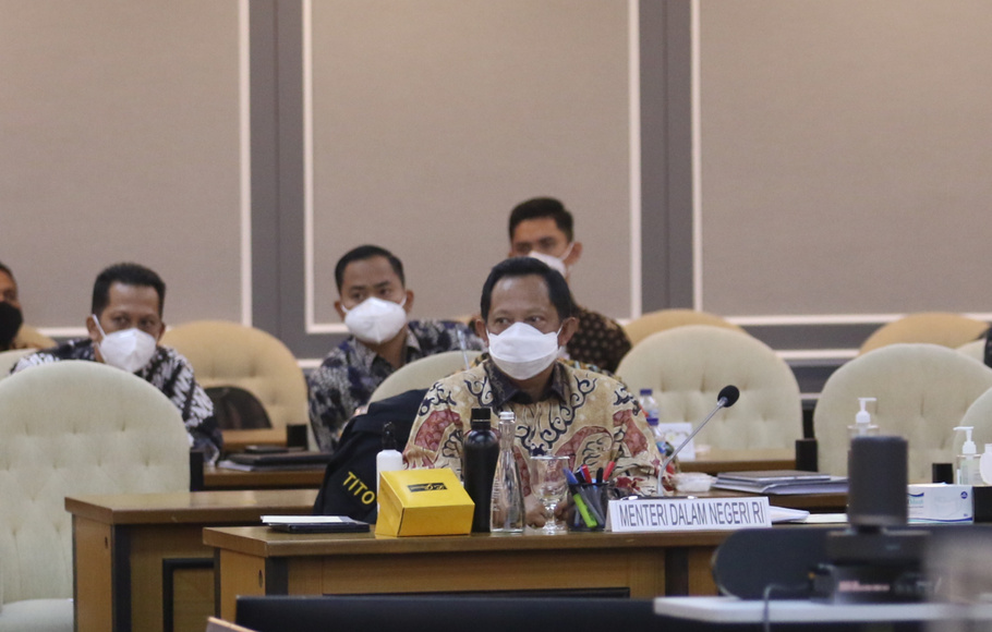 Menteri Dalam Negeri Tito Karnavian menyampaikan pandangannya saat mengikuti rapat kerja bersama Pansus RUU Perubahan Kedua atas UU Nomor 21 Tahun 2001 tentang Otonomi Khusus bagi Provinsi Papua di komplek parlemen, Jakarta, Kamis, 8 April 2021.
