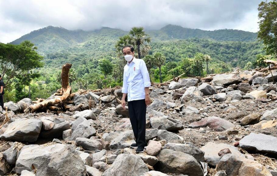 Presiden Joko Widodo meninjau lokasi bencana yang terletak di Desa Amakaka, Kecamatan ile Ape, Kabupaten Lembata, Nusa Tenggara Timur, Jumat, 9 April 2021.