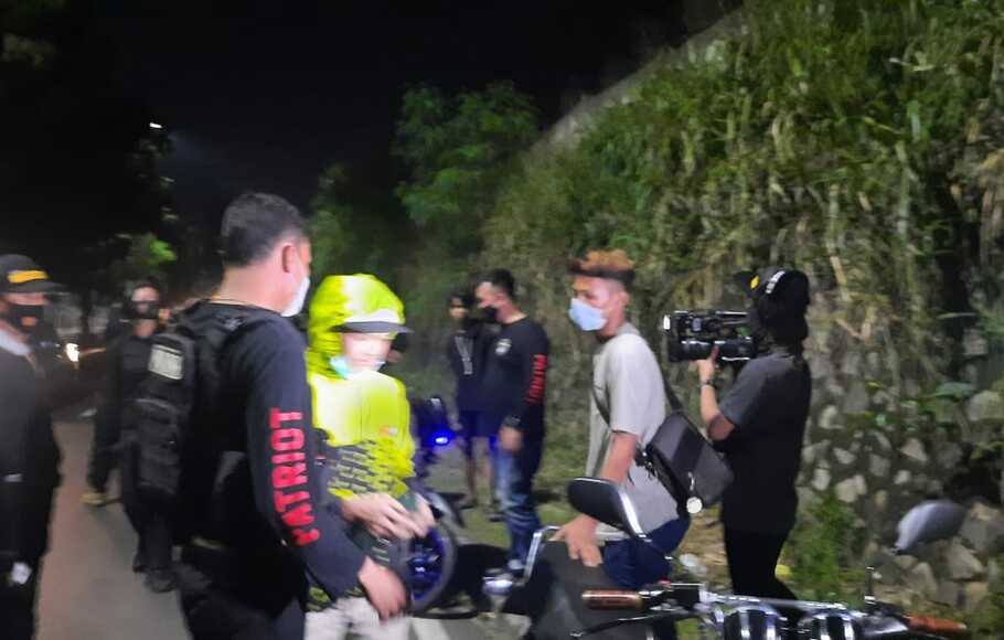 Tim Patriot Polrestro Bekasi Kota membubarkan aksi balap liar di Jalan I Gusti Ngurah Rai, Bekasi Barat, Jumat dini hari, 9 April 2021.