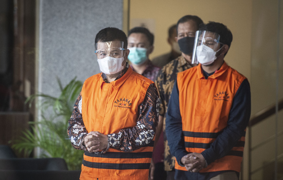 Bupati Bandung Barat Aa Umbara Sutisna (kiri) dan anaknya Andri Wibawa (kanan) menggunakan rompi tahanan seusai menjalani pemeriksaan di Gedung Merah Putih KPK, Jakarta, Jumat, 9 April 2021.