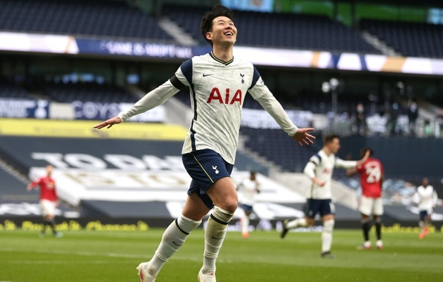 Penyerang Tottenham Hotspur, Son Heung Min, merayakan gol ke gawang Manchester United.