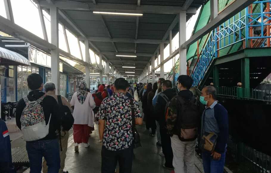 Antrean penumpang di Stasiun Bogor mengular hingga 1 kilometer sebelum masuk peron kereta, Kamis, 14 April 2021.