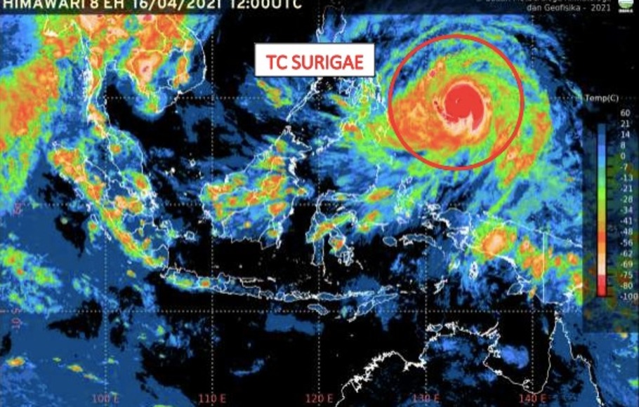 Citra satelit Himawari terkait adanya Siklon Tropis Surigae (lingkaran merah) di wilayah perairan Samudera Pasifik utara Papua Barat pada Jumat (16/4/2021).