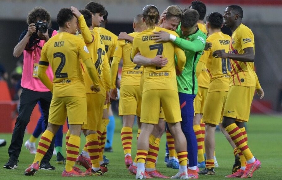  Para pemain Barcelona merayakan keberhasilan menjuarai Copa del Rey atau Piala Raja setelah di final mengalahkan Athletic Bilbao 4-0 di Stadion La Cartuja du Seville, Sabtu 17 April 2021. 

