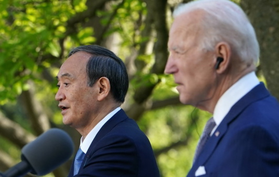 Presiden AS Joe Biden dan Perdana Menteri Jepang Yoshihide Suga menggelar konferensi pers bersama di Rose Garden, Gedung Putih di Washington, DC pada Jumat 16 April 2021. 