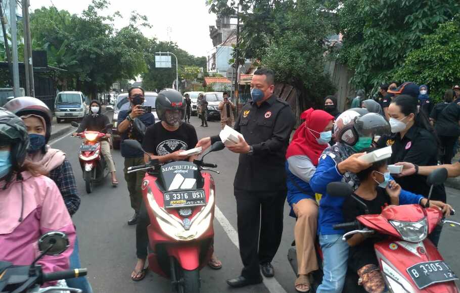 Garda Pemuda Nasdem DPW DKI saat membagikan takjil dan nasi kotak bagi masyarakat.