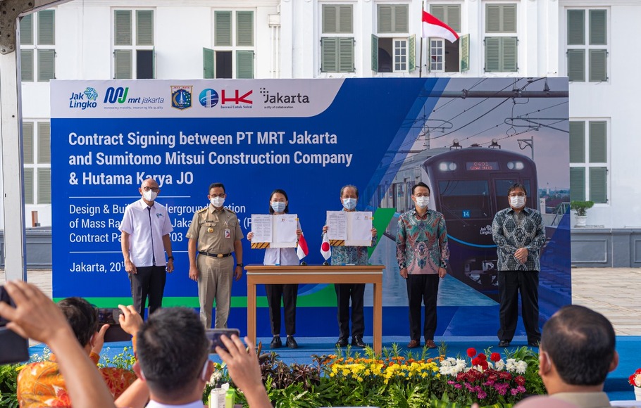PT MRT Jakarta dan kontraktor Sumitomo Mitsui Construction Company Jakarta-Hutama Karya Join Operation (SMCC-HK JO) menandatangani paket kontrak (contract package/CP) 203 MRT Jakarta Fase 2A (Bundaran HI- Kota) di Jakarta Selasa 20 April 2021.