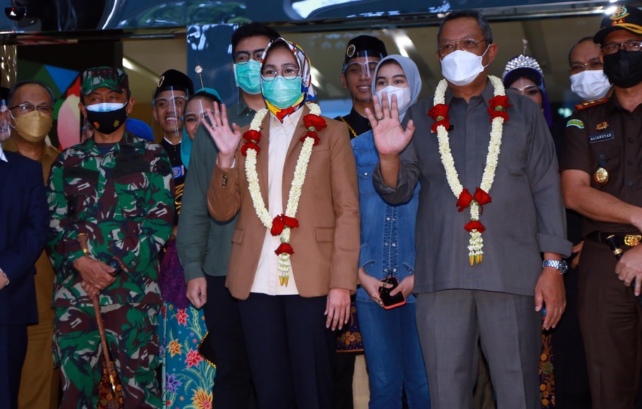 Walikota dan Wakil Walikota Tangerang Selatan masa jabatan 2016-2021 Airin Rachmi Diany (tengah) dan Benyamin Davnie melambaikan tangan kepada para pegawai saat mengakhiri masa jabatannya di Kantor Walikota Tangsel, Banten, Selasa, 20 April 2021.