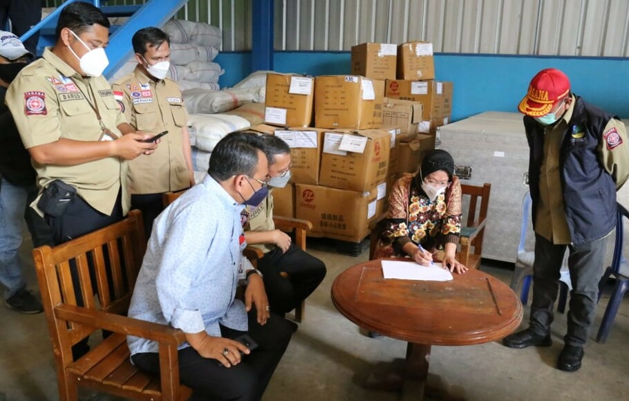 Menteri Sosial Tri Rismaharini saat meninjau gudang logistik Kementerian Sosial  wilayah Timur di Makassar, Sulawesi Selatan, Selasa 20 April 2021.