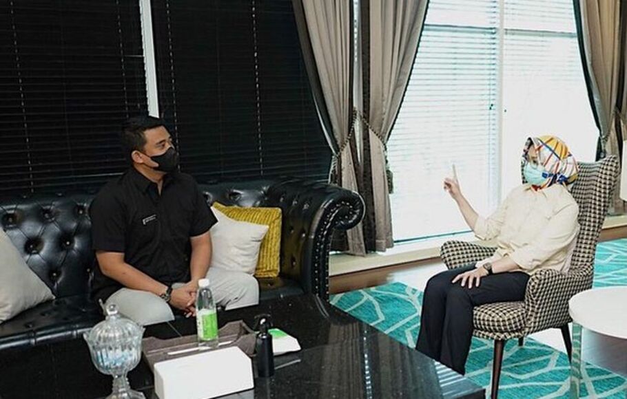 Wali Kota Medan, Bobby Nasution (kiri) bertemu dengan Wali Kota Tangerang Selatan, Airin Rachmi Diany, dalam kunjungan kerja, Selasa, 20 April 2021.