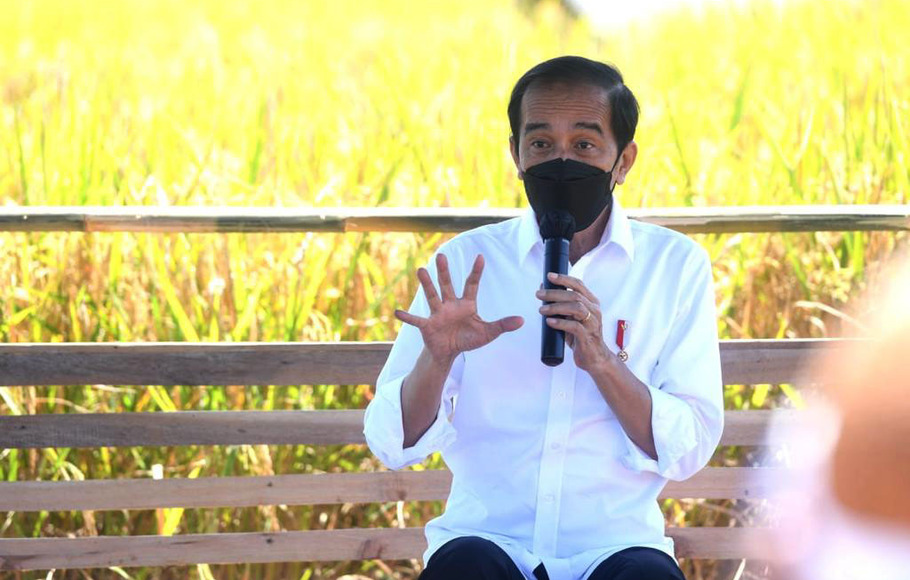 Presiden Joko Widodo berdialog dengan sejumlah petani saat meninjau panen padi di Desa Wanasari, Kecamatan Bangodua, Kabupaten Indramayu, Jawa Barat, pada Rabu, 21 April 2021.