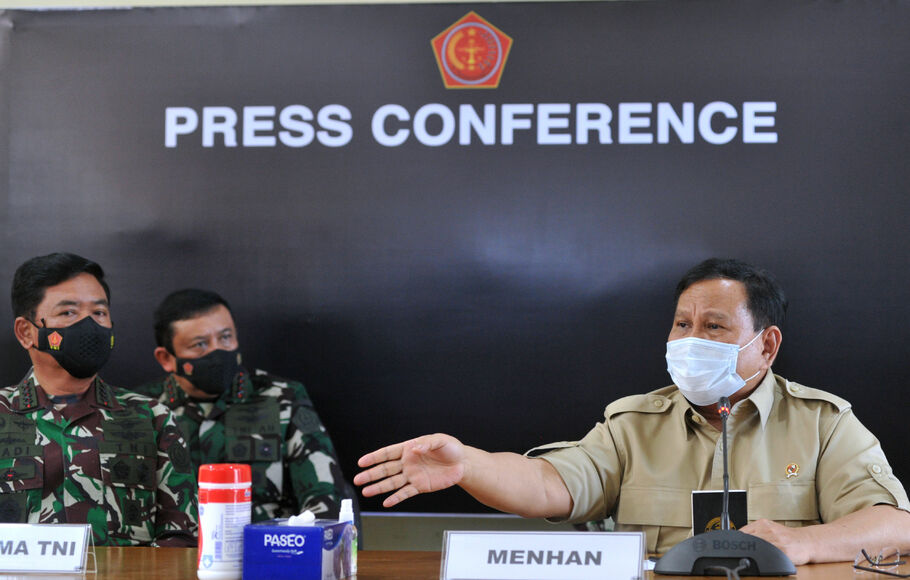 Menteri Pertahanan Prabowo Subianto (kanan) dan Panglima TNI Marsekal TNI Hadi Tjahjanto (kiri) memberikan keterangan terkait KRI Nanggala 402 yang mengalami hilang kontak saat konferensi pers di Lanud I Gusti Ngurah Rai, Badung, Bali, Kamis, 22 April 2021.