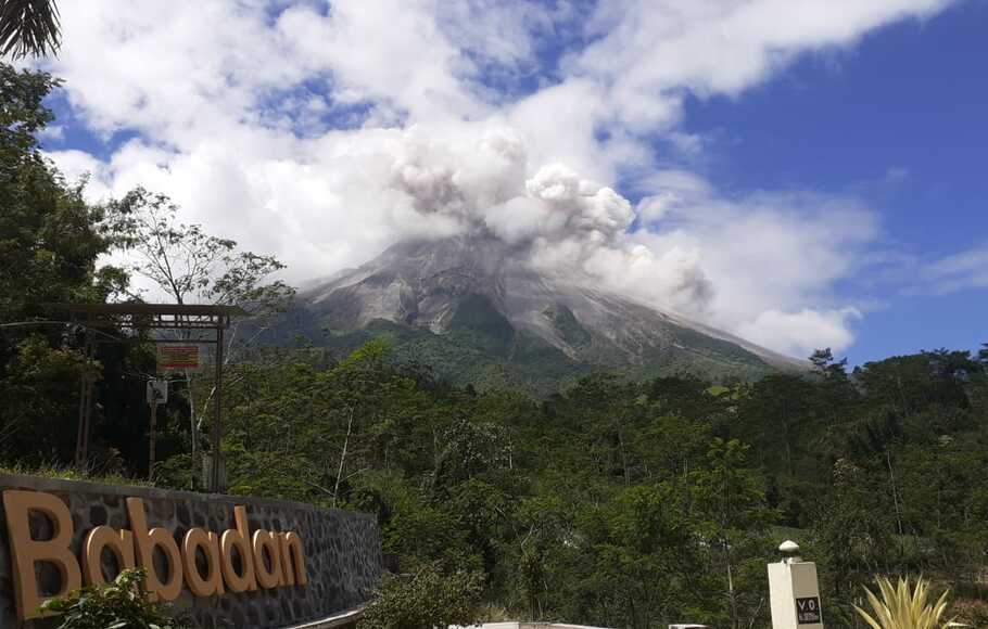 Awan panas guguran dari aktivitas vulkanik Gunung Merapi teramati dari Pos Babadan, Jumat, 23 April 2021.