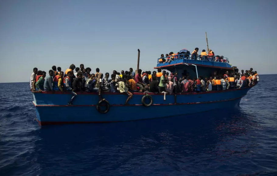 Para migran menunggu untuk diselamatkan di Laut Mediterania dekat pantai Libia pada 2 Agustus 2017.