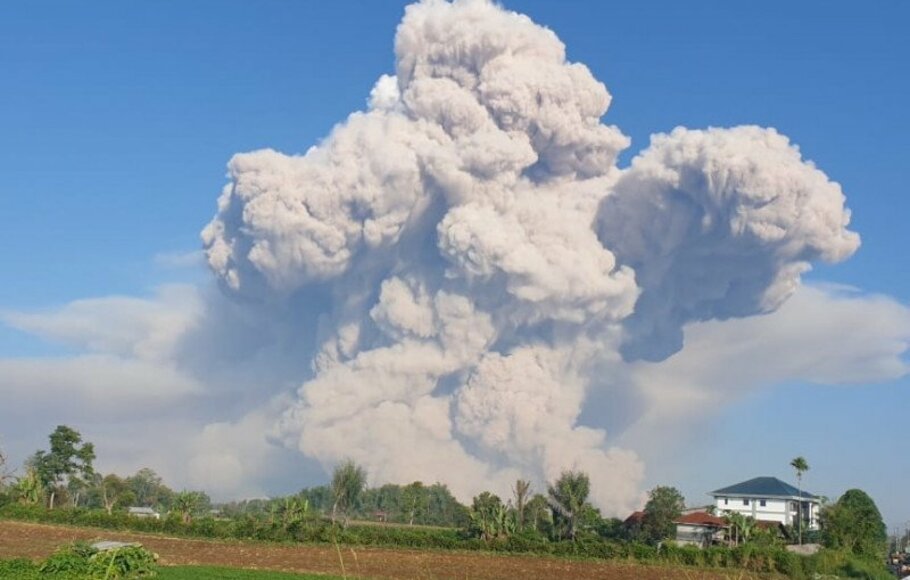 Gunung Sinabung meluncurkan awan panas yang teramati pada jarak 1.000 meter pada Minggu, 25 April 2021.