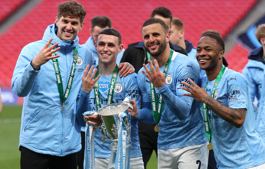 Para pemain Manchester City menunjukkan trofi Piala Liga atau EFL Cup setelah di final menundukkan Tottenham Hotspur, 1-0, di Stadion Wembley, Minggu, 25 April 2021.