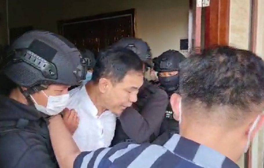 Munarman saat ditangkap Densus 88, Selasa 27 April 2021.