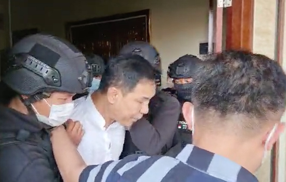 Mantan Sekum Front Pembela Islam Munarman (kedua kiri) saat diamankan Densus Antiteror, di kediamannya, di kawasan Pondok  Cabe, Tangerang Selatan, Selasa, 27 April 2021.