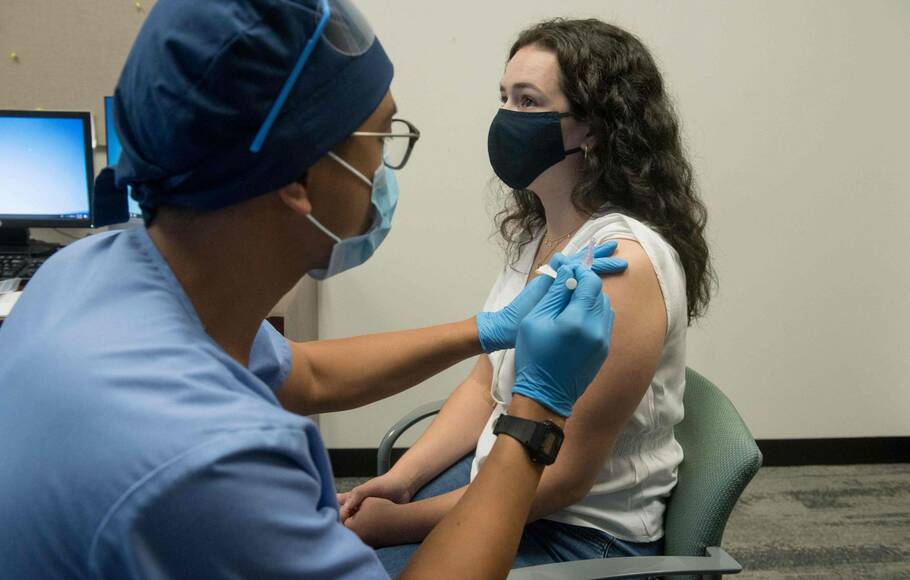 Seorang sukarelawan diberi vaksin Covid-19 Moderna mRNA-1273 di Detroit, AS pada 5 Agustus 2020.