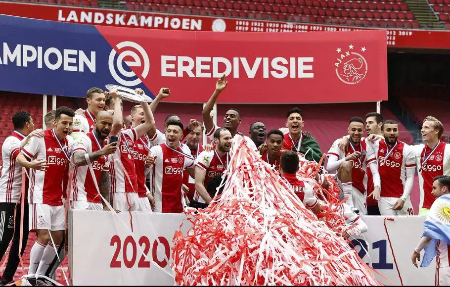 Para pemain Ajax Amsterdam merayakan gelar Liga Belanda ke-35 mereka di Johan Cruijff Arena, Amsterdam, Minggu, 2 Mei 2021.