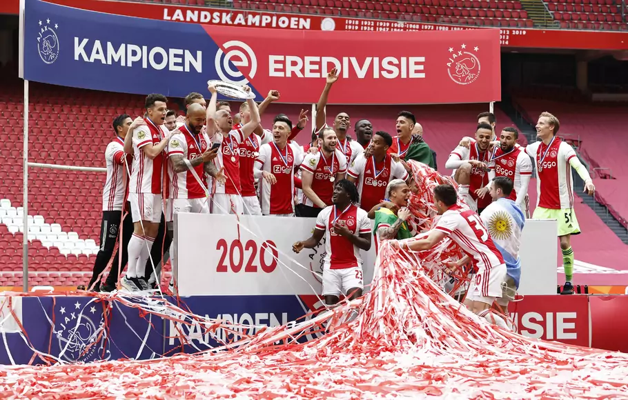 Para pemain Ajax Amsterdam merayakan gelar juara Liga Belanda di Stadion Johan Cruijff Arena, Amsterdam, 2 Mei 2021. 

