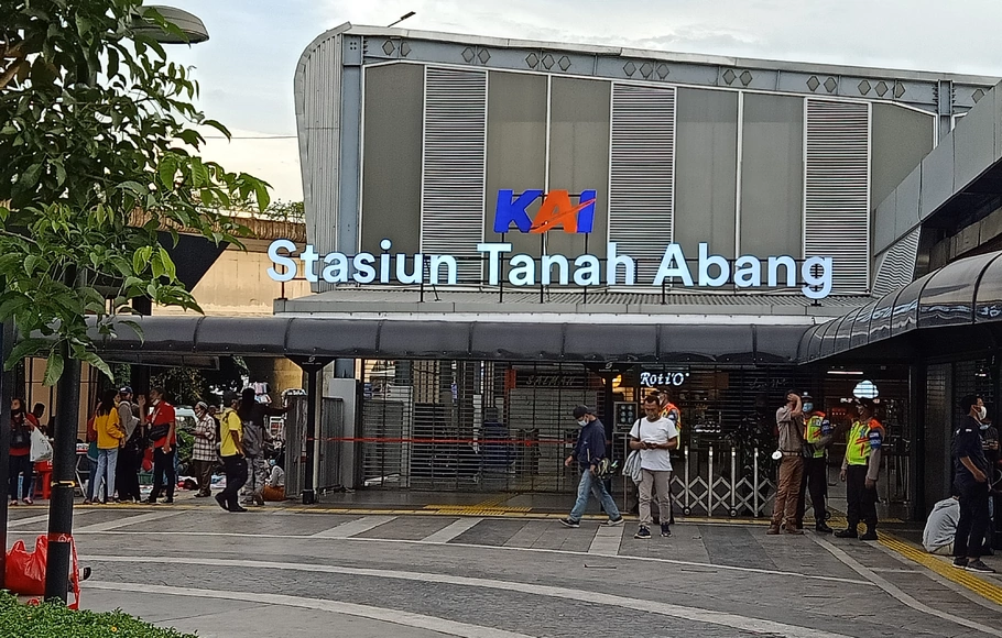 Situasi stasiun Tanah Abang, Jakarta Pusat saat ditutup, Senin sore, 5 Maret 2021.