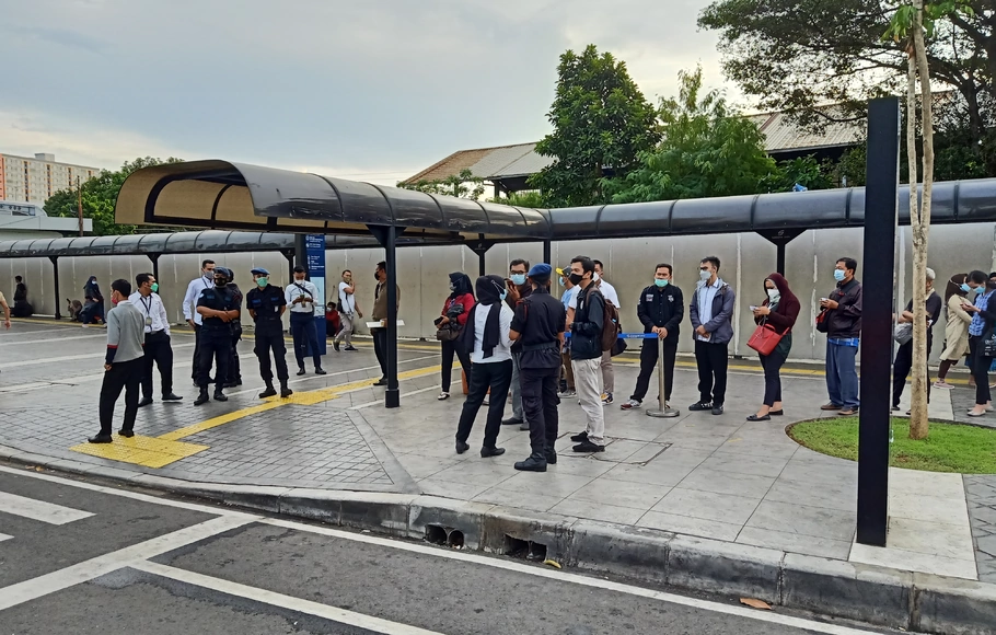 Para penumpang KRL di Stasiun Tanah Abang, Jakarta Pusat sedang tunggu bus Transjakarta, Senin, 3 Mei 2021.