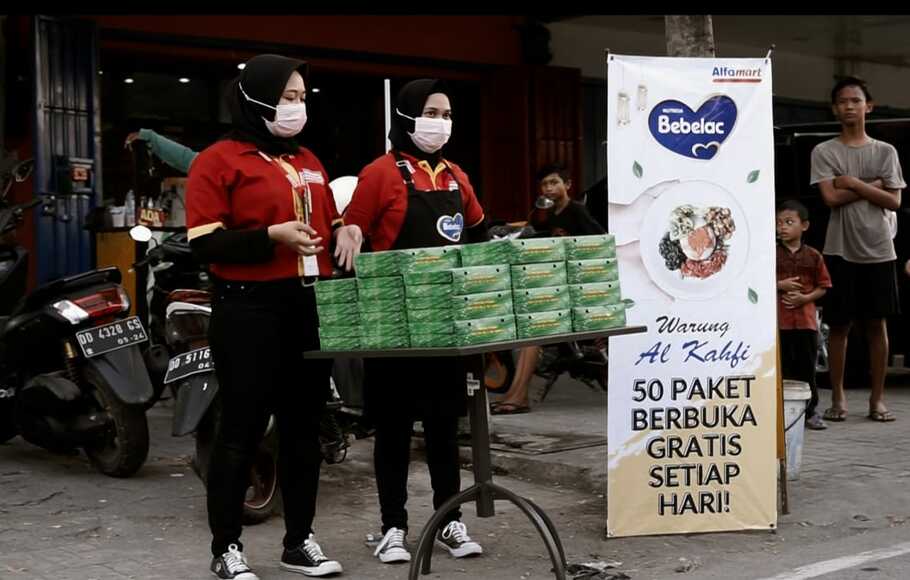 Petugas dari Alfamart dan Bebelac membagikan paket nutrisi untuk berbuka puasa di Jakarta, Senin (5/5/2021). 