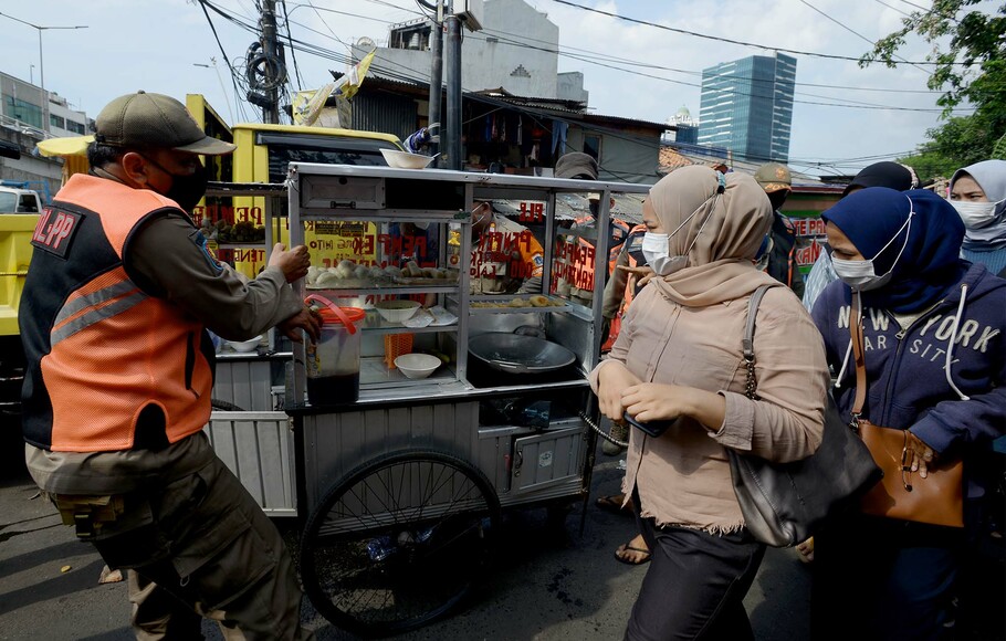 Petugas Satpol PP Jakarta Pusat melakukan penindakan razia pedagang kaki lima di kawasan Jati Baru, Tanah Abang, jakarta Pusat, Selasa 4 Mei 2021.
