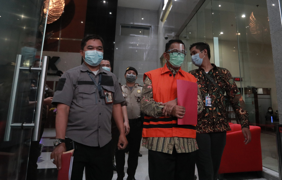Direktur Pemeriksaan dan Penagihan Ditjen Pajak periode 2016-2019 Angin Prayitno Aji (tengah) digiring petugas usai konfrensi pers di gedung KPK, Jakarta, Selasa, 4 Mei 2021. 