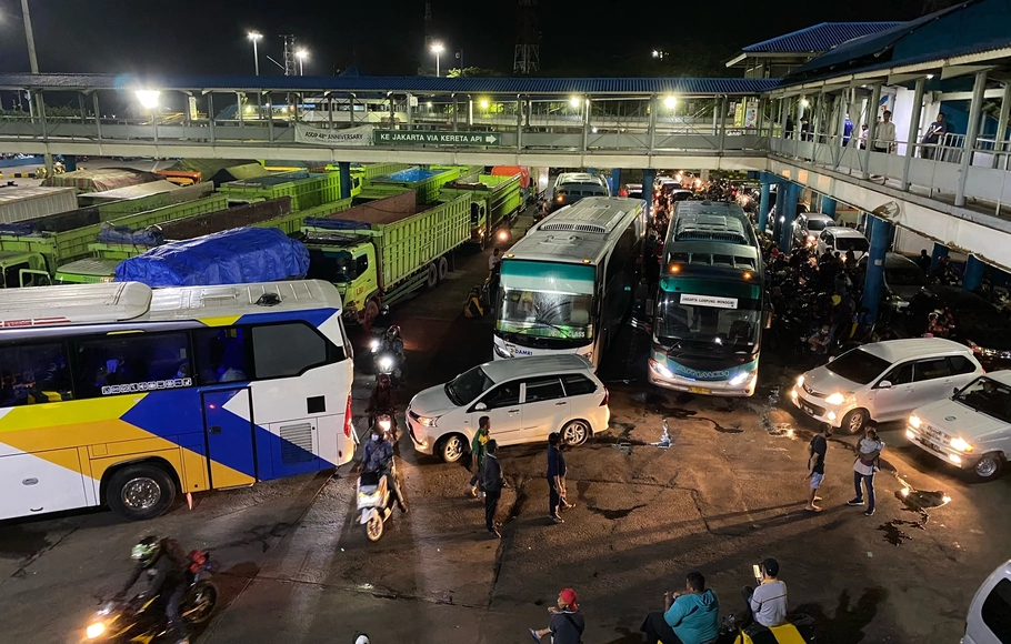 Pelabuhan Merak, Banten mulai dipenuhi kendaraan pribadi para pemudik yang ingin menyebrang ke pelabuhan Bakauheni, Lampung, Rabu 5 Mei 2021.