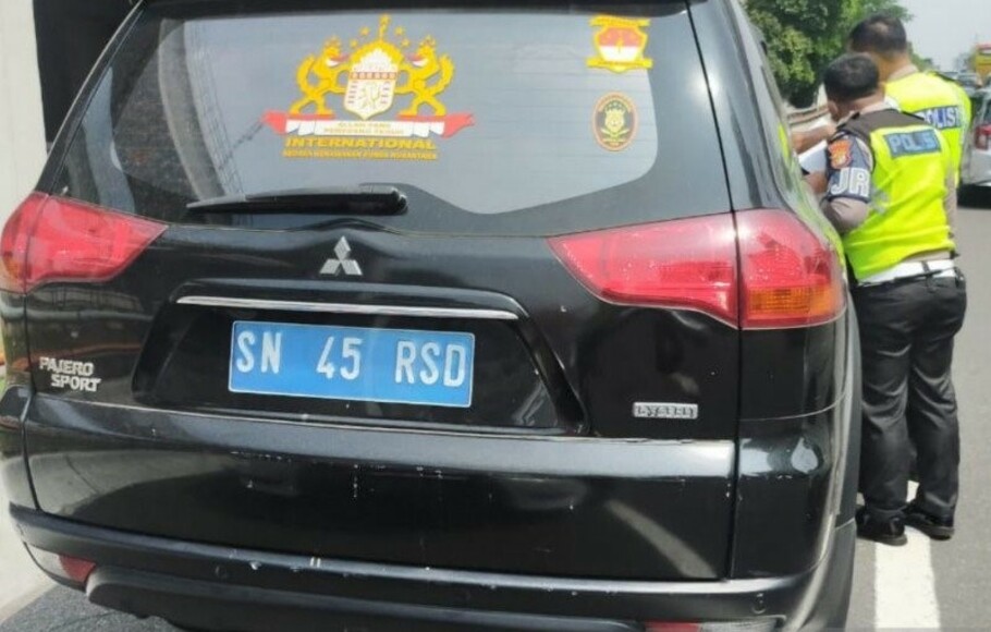 Polda Metro Jaya menangkap kendaraan dengan pelat nomor 'Kekaisaran Sunda Nusantara' di Tol Cawang, Jakarta Timur, Rabu, 5 Mei 2021. 