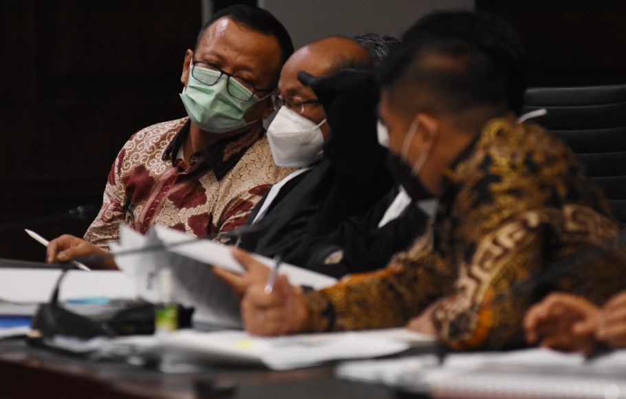 Terdakwa kasus suap izin ekspor benih lobster tahun 2020 Edhy Prabowo (kiri) berdialog dengan kuasa hukumnya saat mengikuti sidang lanjutan di Pengadilan Tipikor, Jakarta, Rabu, 5 Mei 2021.