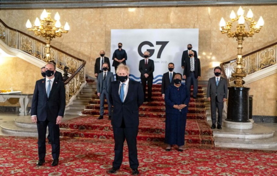 Perdana Menteri Inggris Boris Johnson (tengah) dan Menteri Luar Negeri Inggris Dominic Raab (kedua dari kiri), berpose bersama dengan delegasi lain saat pertemuan menteri luar negeri G7 di London, Inggris pada Rabu 5 Mei 2021. 