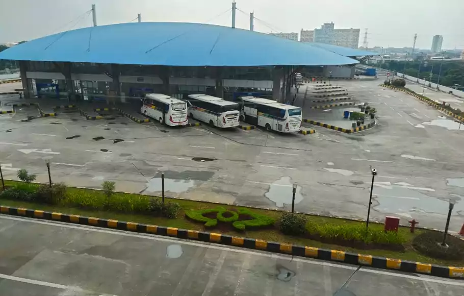 Situasi Terminal Pulogebang pada hari pertama masa pelarangan mudik, Kamis 6 Mei 2021.