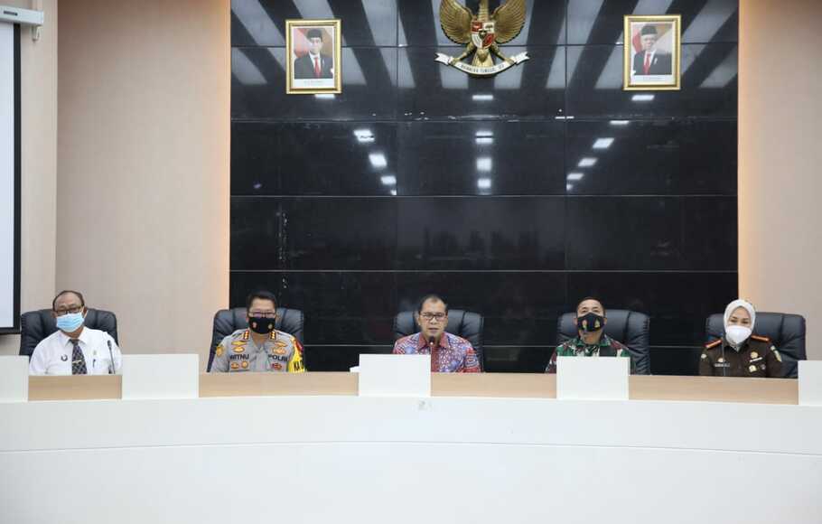 Wali Kota Makassar Mohammad Ramdhan Pomanto bersama jajaran Forum komunikasi Pimpinan Daerah (Forkopimda ) Makassar menggelar rapat koordinasi dalam rangka persiapan Salat Idulfitri 1442 H di Balaikota Makassar, Kamis 6 Mei 2021.