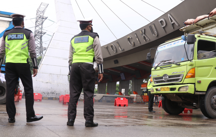 Petugas kepolisian menghentikan kendaraan di pos penyekatan arus mudik di Gerbang Tol Cikupa, Kabupaten Tangerang, Banten, Kamis, 6 Mei 2021.