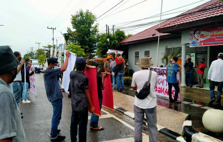 Aksi unjuk rasa yang dilakukan elemen masyarakat di Berau, Kalimantan Timur.