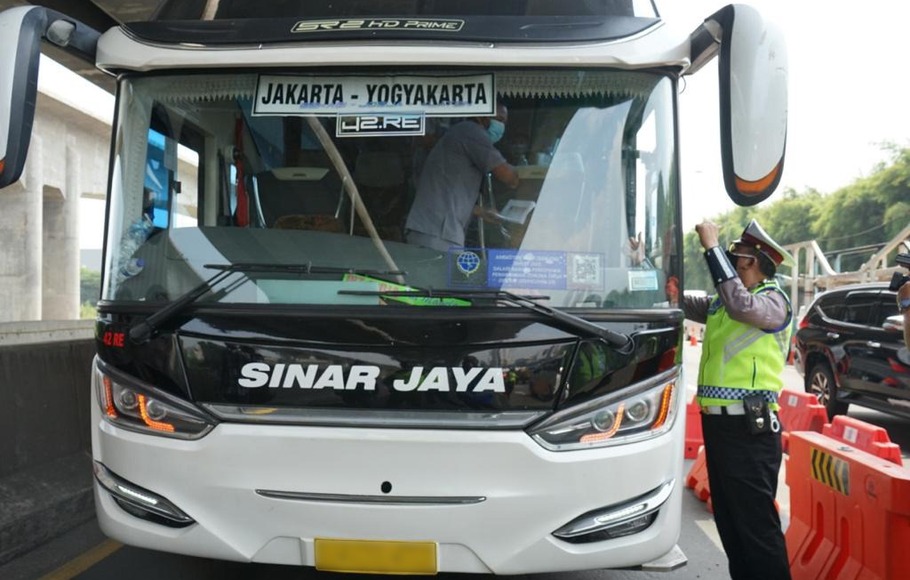 Petugas Jasa Marga dan Kepolisian telah menghalau 648 kendaraan yang terindikasi mudik Lebaran melalui Tol Jakarta-Cikampek untuk kembali ke Jakarta, Kamis, 6 Mei 2021.