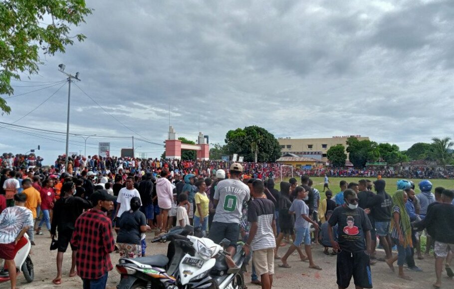 Suasana pertandingan sepakbola di lapangan hoky kota Sorong, Papua Barat yang akhirnya dibubarkan polisi, Jumat 7 Mei 2021. 