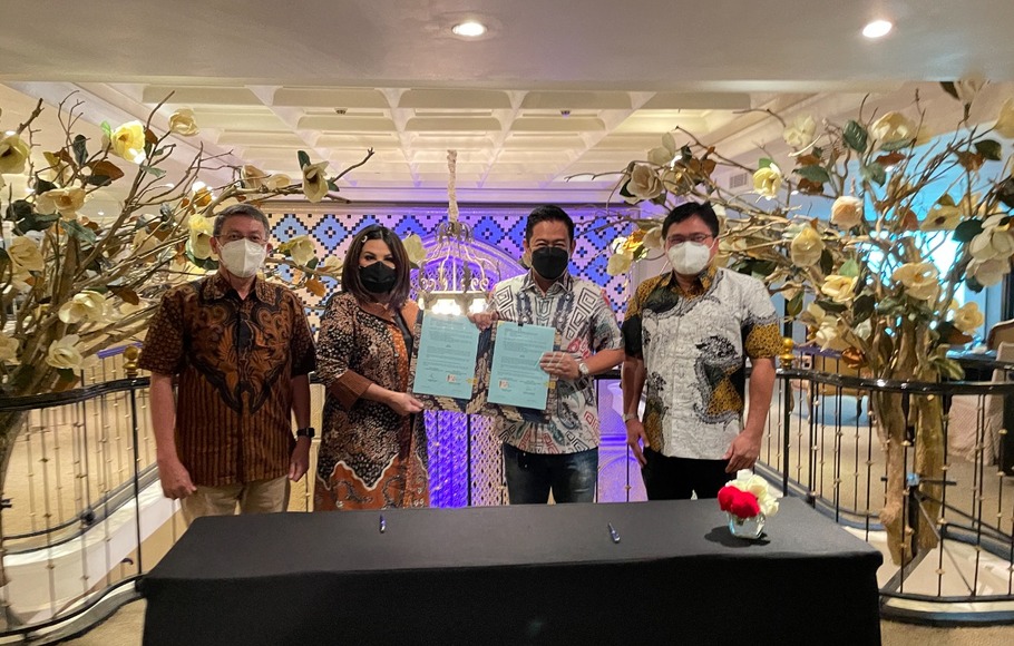 Penandatanganan MoU antara Krakatau Bandar Samudera dan Indonesian National Shipowners Association, yang dilakukan oleh Akbar Djohan selaku Dirut PT KBS (kemeja batik, masker hitam) dan Carmelita Hartoto selaku Ketum DPP INSA (blazer batik, masker hitam), Jumat, 7 Mei 2021.
