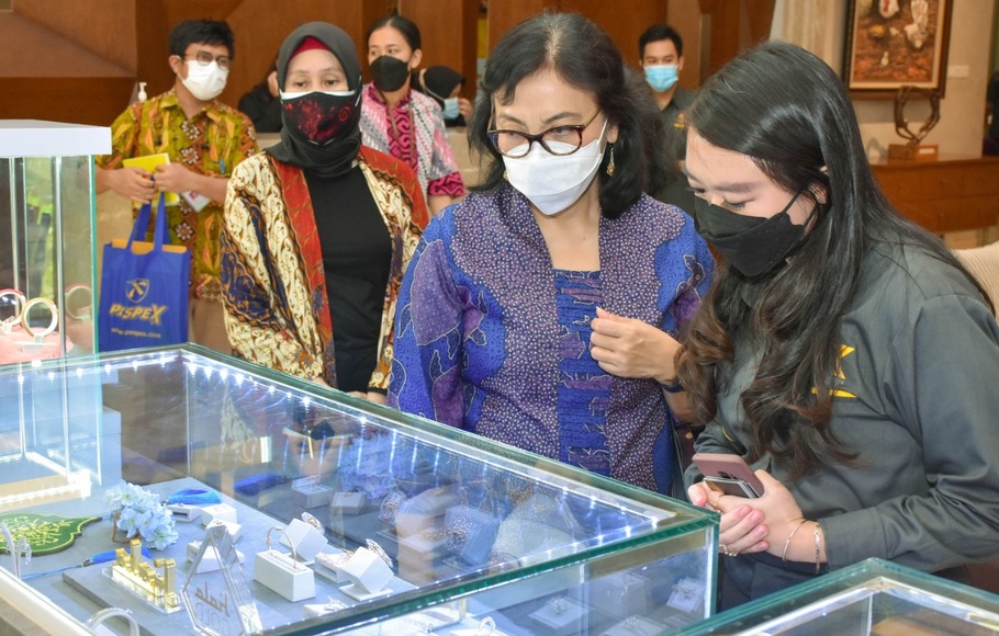 Direktur Jenderal Industri Kecil, Menengah dan Aneka (IKMA) Kementerian Perindustrian, Gati Wibawaningsih memperhatikan berbagai perhiasan produksi PT. Sentral Kreasi Kencana (SKK Jewels) di Ciracas, Jakarta Timur, Jumat (7/5/2021).