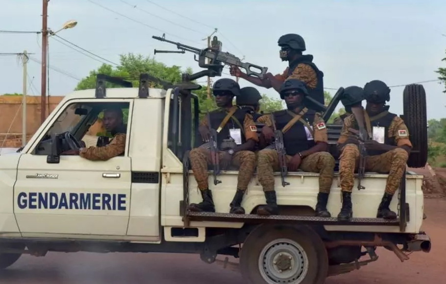 Petugas polisi Burkina Faso berpatroli di Kota Ouahigouya.