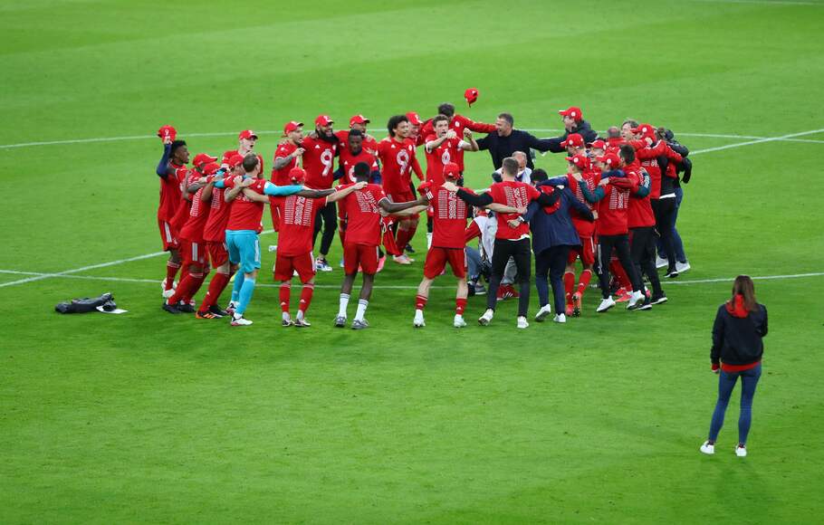 Para pemain dan ofisial Bayern Muenchen meluapkan kegembiraan setelah merebut gelar juara Liga Jerman di Stadion Allianz, Muenchen, Sabtu, 8 Mei 2021.

