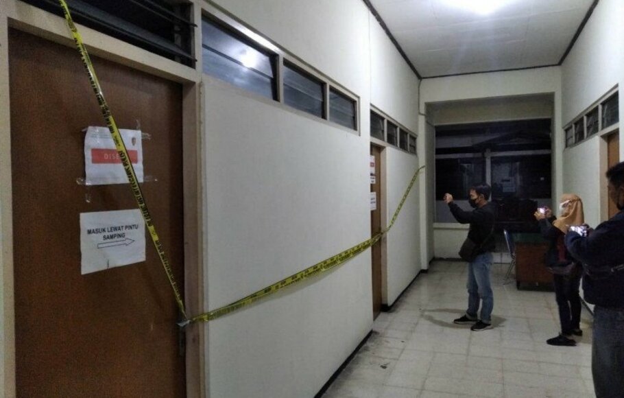 Ruangan BKD Kabupaten Nganjuk disegel setelah operasi tangkap tangan (OTT) KPK yang juga mengamankan Bupati Nganjuk.