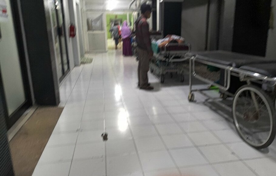 Sejumlah korban ledakan petasan menunggu penanganan lanjutan usai mendapat pertolongan pertama di are Green Zone IGD RSUD dr Iskak Tulungagung, Jawa Timur, Selasa, 11 Mei 2021.  