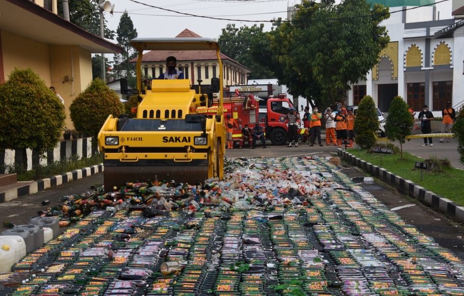 Sebanyak 50.894 botol minuman keras berbagai merek dimusnahkan halaman Mapolres Bogor, Senin, 10 Mei 2021.  