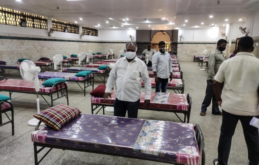 Para relawan melayani pasien yang terkena virus di masjid Jamia, Bengaluru, India.