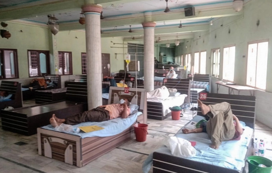 Para pasien Covid-19 berbaring di tempat tidur mereka di Masjid Jahangirpura, Vadodara, India.